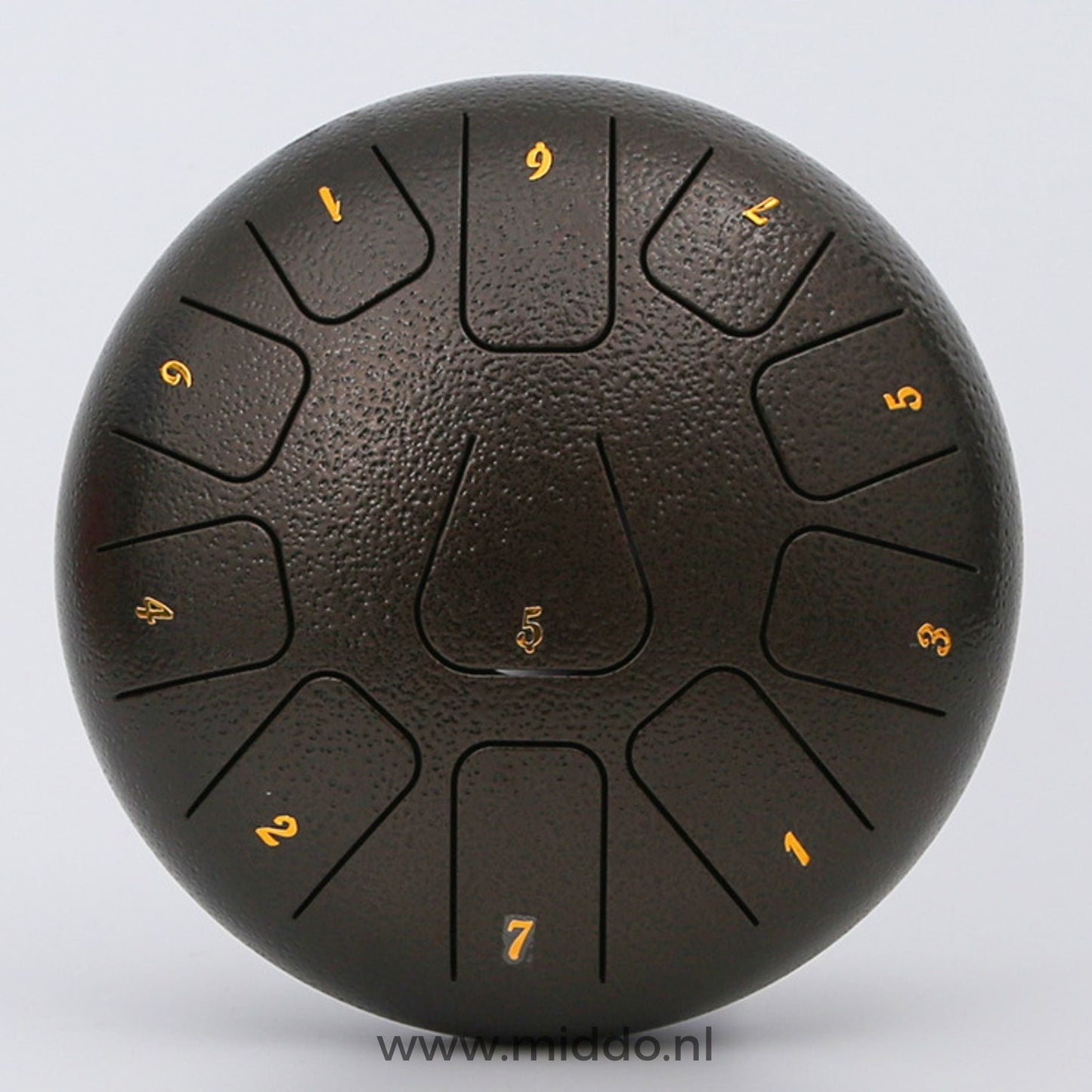 Close-up van een bruine steel tongue drum met cijfers