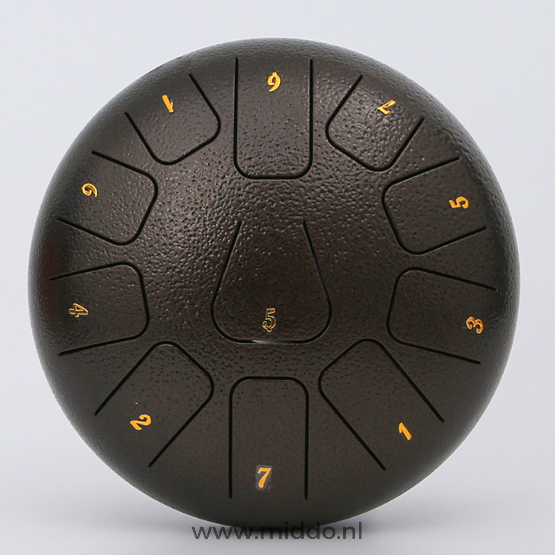 Close-up van een bruine steel tongue drum met cijfers