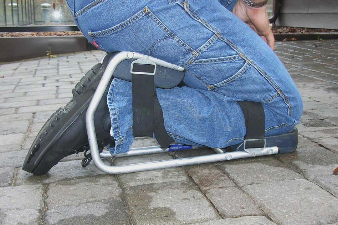 KneeComfort™ Nešiojamas sodo klūpiklis ir taburetė su reguliuojamu laikikliu