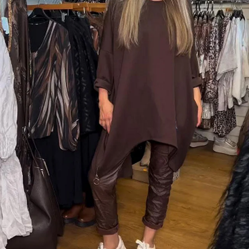 Dviejų dalių komplektas: laisva, netaisyklingo kirpimo palaidinė ir vienspalvės kelnės