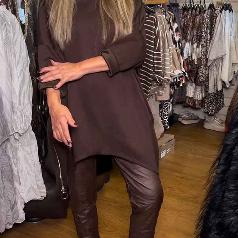 Dviejų dalių komplektas: laisva, netaisyklingo kirpimo palaidinė ir vienspalvės kelnės