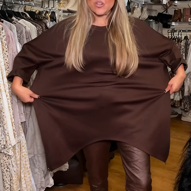 Dviejų dalių komplektas: laisva, netaisyklingo kirpimo palaidinė ir vienspalvės kelnės